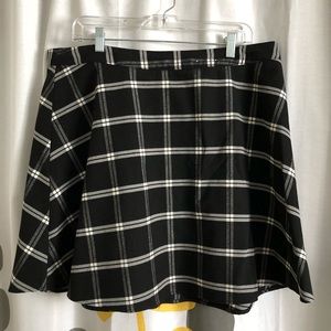 Old Navy Black & White Plaid Skirt